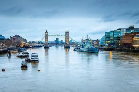 A long exposure view of the Tower Bridge,  a world-famous symbol of London Foto stock