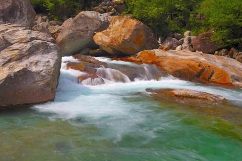 A long exposure of a waterfall between rocks Foto stock