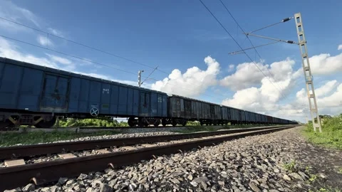 Long Freight Train Carrying Cargo Wagons on Rural Railway Track in India. Vídeos de archivo 327159701