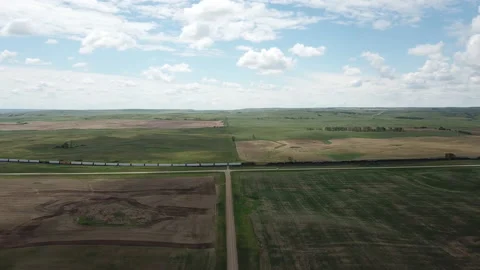 A long freight train travels through the valley. Many cars. Long freight train.  Vídeo Stock 150685250