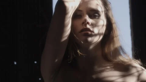 Long haired beautiful brunette model poses in slow motion Vídeos de archivo 45818986