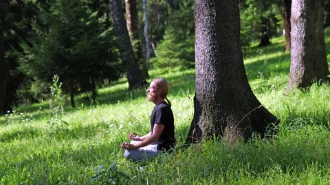 A long haired man in meditation. 動画素材 78932701
