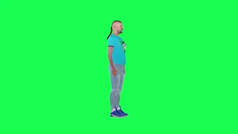Long haired man talking chroma key left angle green screen 스톡 동영상 252662733