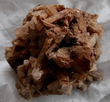 Long hexagonal quartz crystals intersected with each other Foto stock