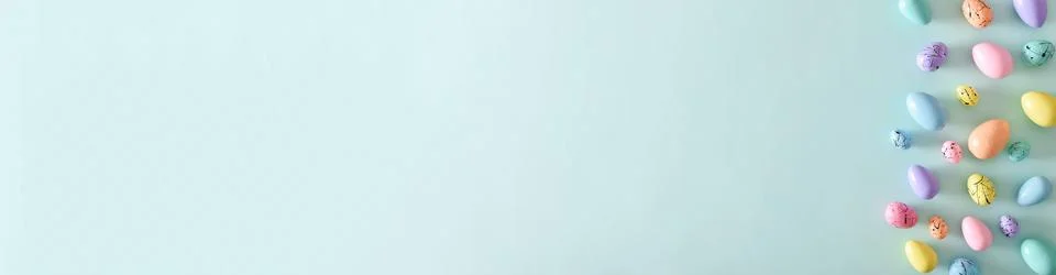 A long horizontal banner with Easter eggs. Background for Easter. Foto stock
