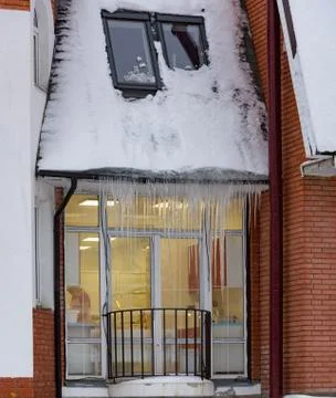 Long icicles hanging Stockfoto's