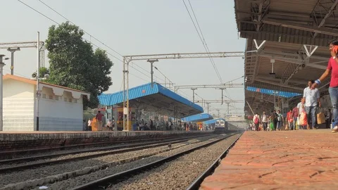 Long Indian Railways express train pulls into Samalkot Station, East Video stock 119855486