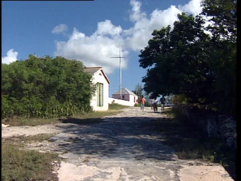 Long Island Simm's settlement panning shot from the houses to the beach Video stock 138606971