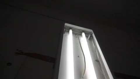 Long lamp in the dark Видео 106098975