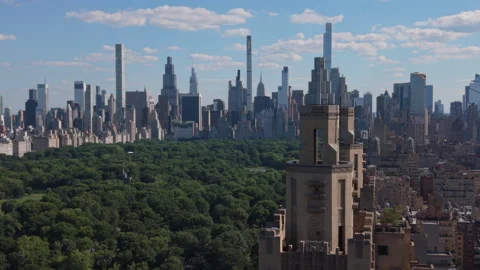 Long lens orbit clockwise around iconic towers on Central Park West in NYC Vídeo Stock 337613284