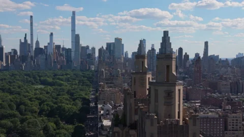 Long lens orbit counter clock around iconic towers on Central Park West in NYC Vídeo Stock 337613574