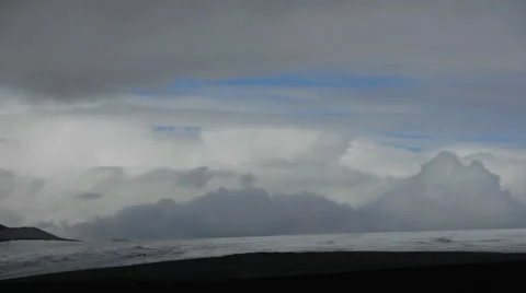 Long lens time-lapse of clouds over a glacier / ice sheet in Iceland Vídeo Stock 30311872