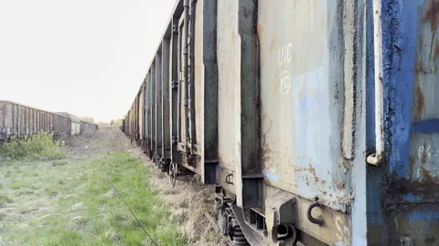 Long line of abandoned rusty freight cars 库存影片 333655487