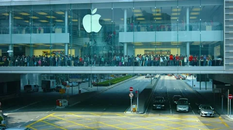 Long line of customers, waiting to enter a huge Apple store in Hong Kong Vidéo 57532745