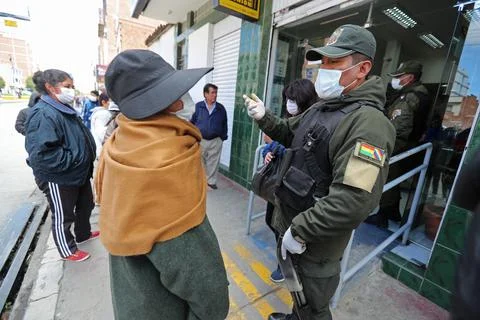 Long lines to collect pension payments at Bolivia's banks amid coronavirus pande Stock Photos