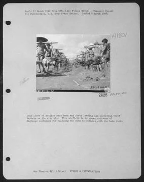 Long Lines Of Coolies Pass Back And Forth Loading And Unloading Their Bask... Stockfoto's
