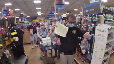 Long lines at Petsmart and customers wearing face mask Stock Footage 142116232