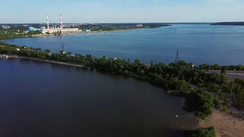 A long low bridge between the two banks of the city. B Video stock 155941509