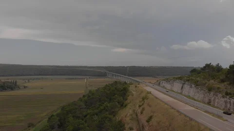 Long Mirna bridge over river valley. Cars drive on a motorway in Croatia. Aerial Vídeo Stock 125639584