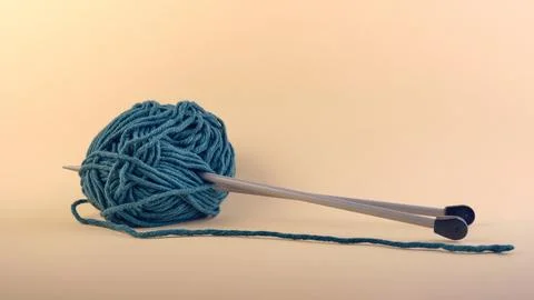Long needles for knitting of medium thickness with a skein of bright emerald  Fotos Stock