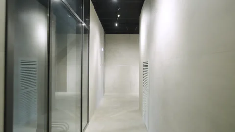 Long office corridor with ventilation grid and glass wall Vídeo Stock 330929215