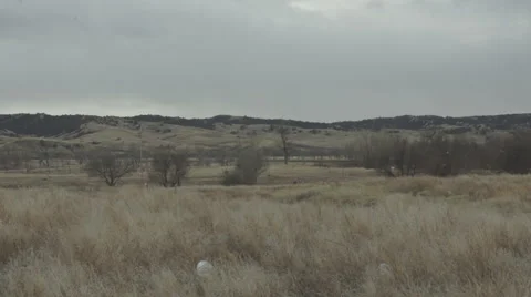 Long pan to old dilapidated Rez house Stock-Footage 40334981