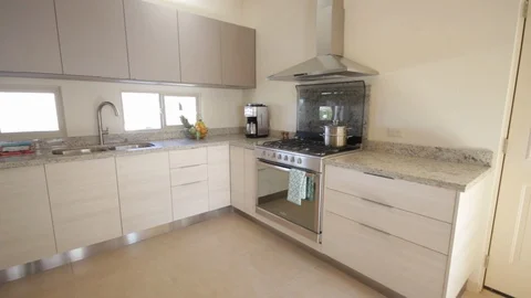 Long panning right to left of modern kitchen Vídeos de archivo 115211326