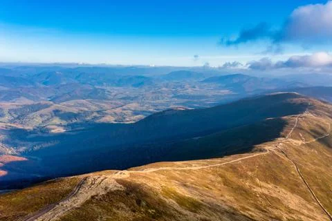 Long pathways running along mountains under blue sky Stock-Fotos