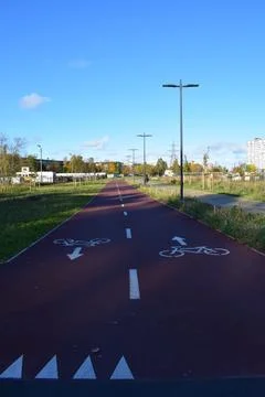 Long Perspective of a Modern Two-Way Bicycle Path with Streetlights Foto stock