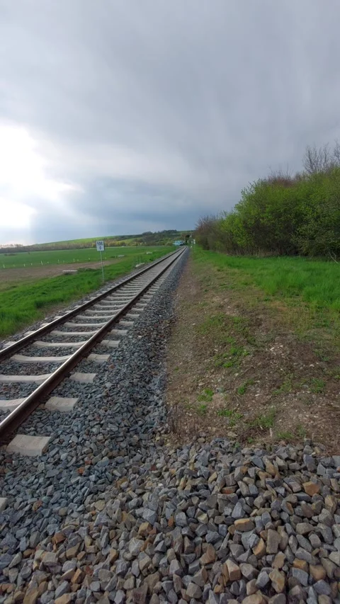 Long Perspective View of Railway Tracks Leading to Horizon Under Cloudy Sky Vídeos de archivo 334177563