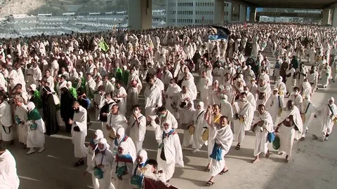 Long Pilgrimages going to Stoning of the Devil  jamarat, Macca Video stock 77568810