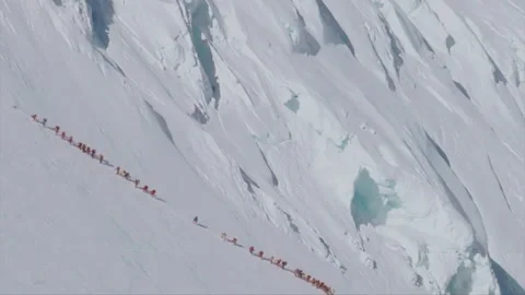 Long queue of climbers ascending Mount Everest Vídeos de archivo 331262200