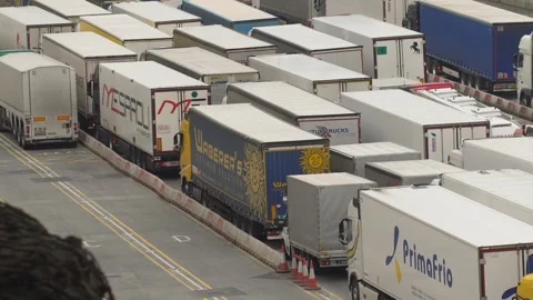 Long queue of commercial semi trucks stuck in heavy traffic congestion at a 库存影片 346505503
