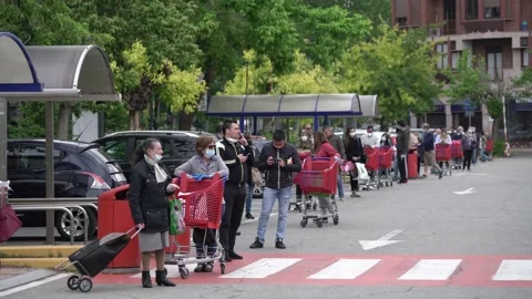  long queue to enter the supermarket for grocery 스톡 동영상 151760355