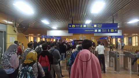 Long queue at Gondangdia station before enter the train Stock Footage 162927445