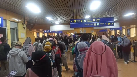 Long queue at Gondangdia station before enter the train. Stock Footage 162927681