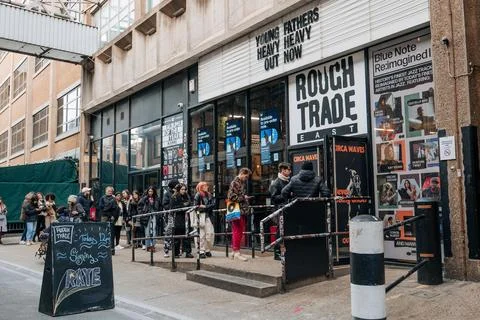 Long queue outside Rough Trade music shop in Brick Lane, East London, UK. Fotos de archivo