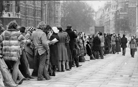 Long Queue Of People Waiting Outside The House Of Commons For The Debate On Ulst Stock Photos