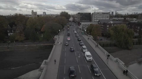 Long queue of standing vehicles on bridge over Thames river Stock Footage 167933113