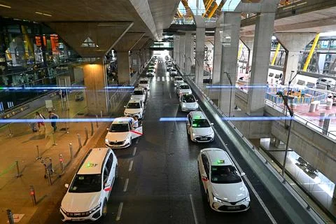 Long queue of taxis in front of Adolfo Suarez Madrid Airport, Spain 20/11/2025 Stock Photos