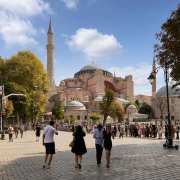  Long queue of tourists waiting to enter Hagia Sophia Mosque, or Ayasofya ... 스톡 사진