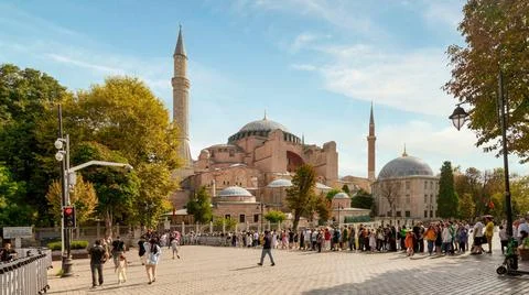 Long queue of tourists waiting to enter Hagia Sophia Mosque, or Ayasofya C... Foto stock