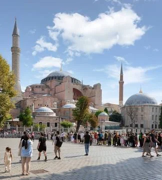  Long queue of tourists waiting to enter Hagia Sophia Mosque, or Ayasofya ... Stockfoto's
