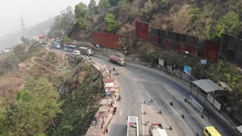 Long Queue of Vehicles on Mountain Road in Nepal Video stock 336333339