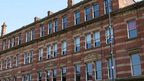 Long red brick building pan sky copy space Vídeos de archivo 172578187