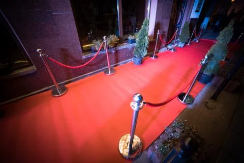 Long red carpet between rope barriers on entrance. Foto stock
