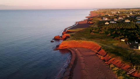Long red cliff coastline at Thunder Cove Beach, Prince Edward Island Vidéo 340514773