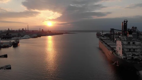 Long reverse over hamilton harbour past large ship at sunset Video stock 112816118
