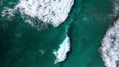 Long rolling overhead waves crashing tropical water with surfers 库存影片 236741039