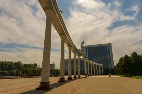 A long row of pillars with a building in the background Fotos de archivo